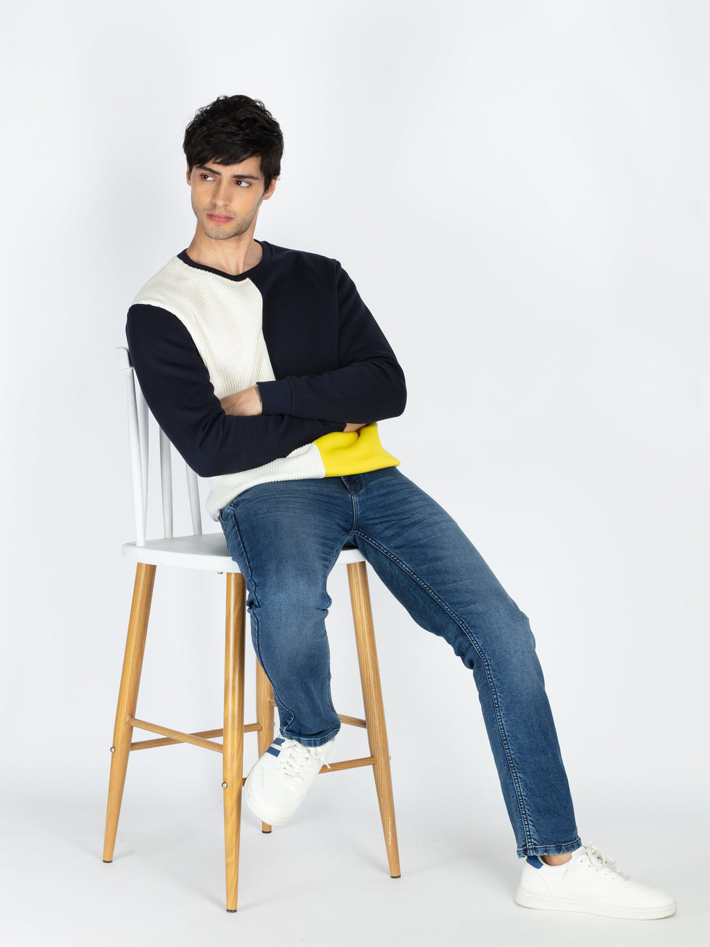Mens Colorblocked Round Neck Full Sleeve Sweatshirt